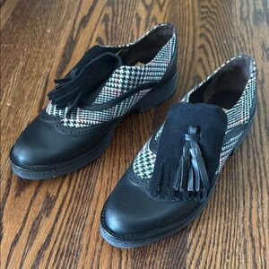 Bocage Women’s 39/8.5 Black and White Loafers with Tassel Detail